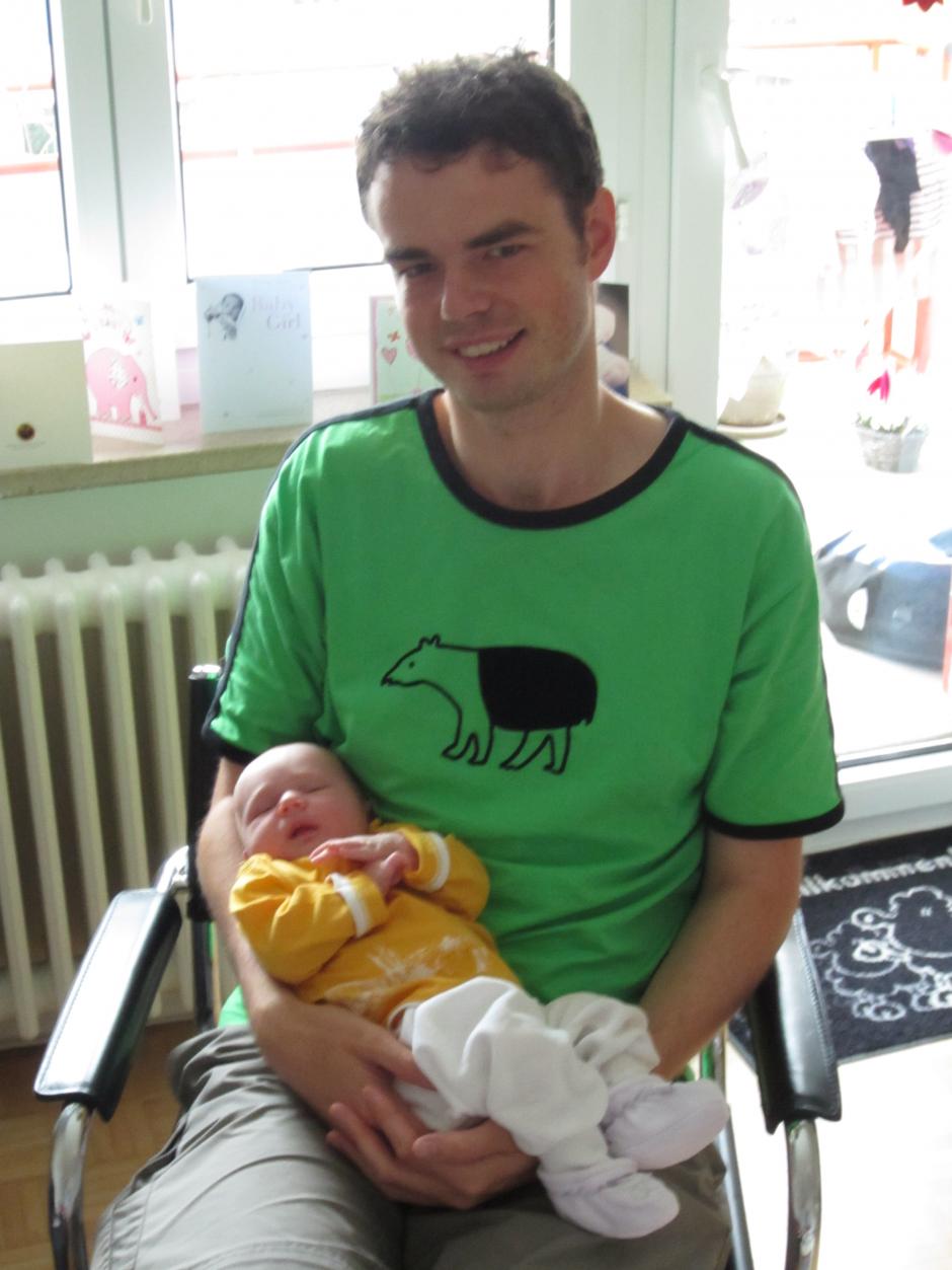 Phil, in grünes Tapir T-Shirt mit Lara, in fast-Orange Top